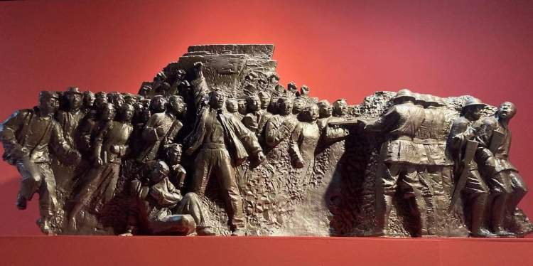 蒋铁骊雕塑《沪上工人运动》"民族脊梁"板块中,《义勇军进行曲》的