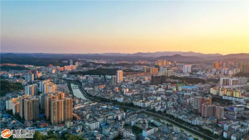 航拍浦北县城日落瞬间的美景你确定不进来看看