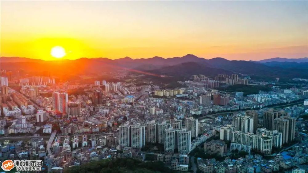 航拍浦北县城日落瞬间的美景你确定不进来看看