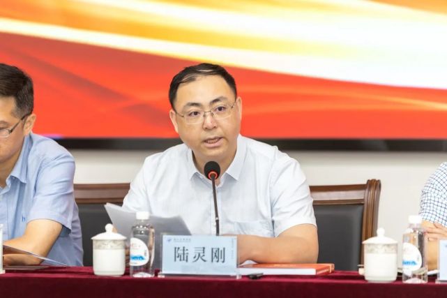 开幕式由浙江万里学院党委副书记王伟忠主持.