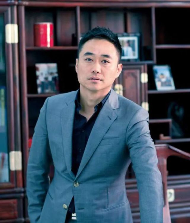 卫龙上市在即,刘卫平能否续写首富传奇?|艾问人物