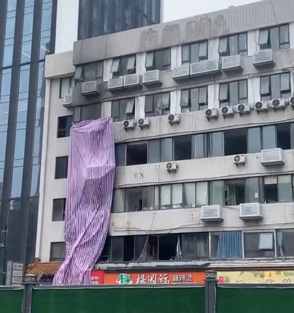 探访杭州起火诊所现场被彩条布遮挡楼上有公寓涉事诊所曾因违规受过