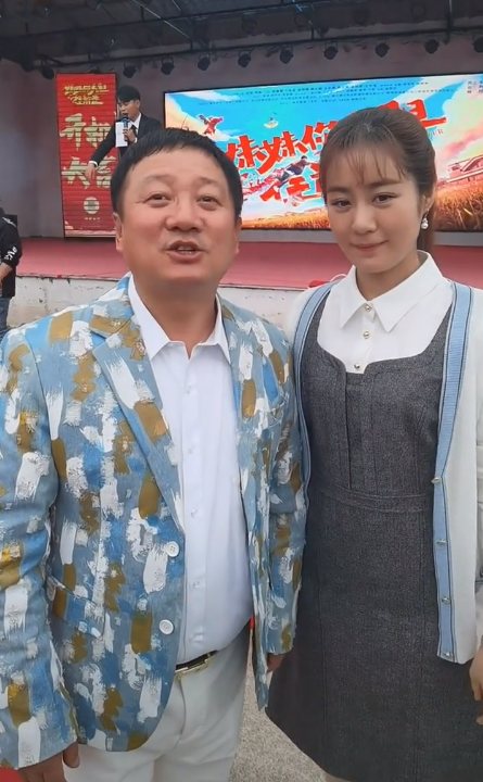 谢广坤戴假发年轻20岁与王小蒙同框像两口自称都认不出了