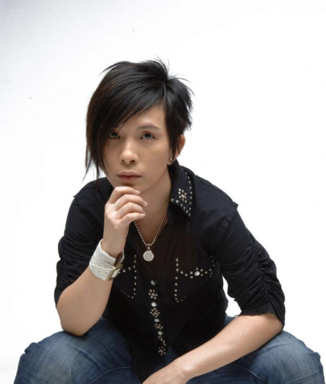 歌手潘美辰晒搞怪照满脸胡茬认不出曾和同性亲吻52岁仍单身