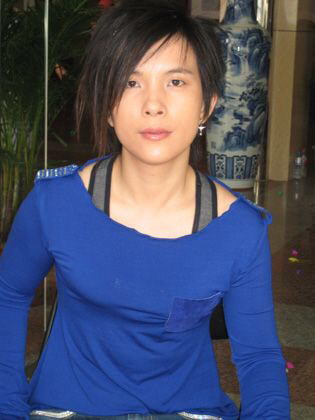 歌手潘美辰晒搞怪照满脸胡茬认不出曾和同性亲吻52岁仍单身