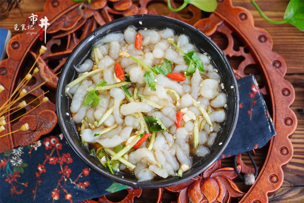 60岁老两口用淀粉做的漏鱼火了比吃凉粉香多了有口福了