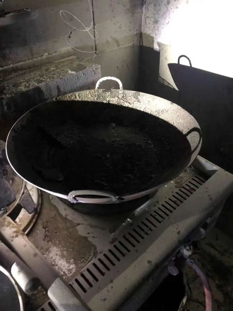 温馨提醒 一旦油锅着火,要第一时间关闭燃(煤)气,灶具,然后用灭火器