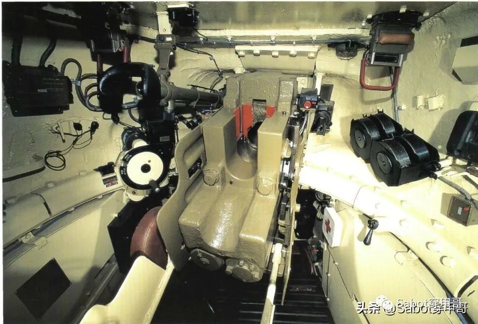 电影的后半部分有一段t-34/85和德军的黑豹a坦克在小巷子里斗炮塔转速