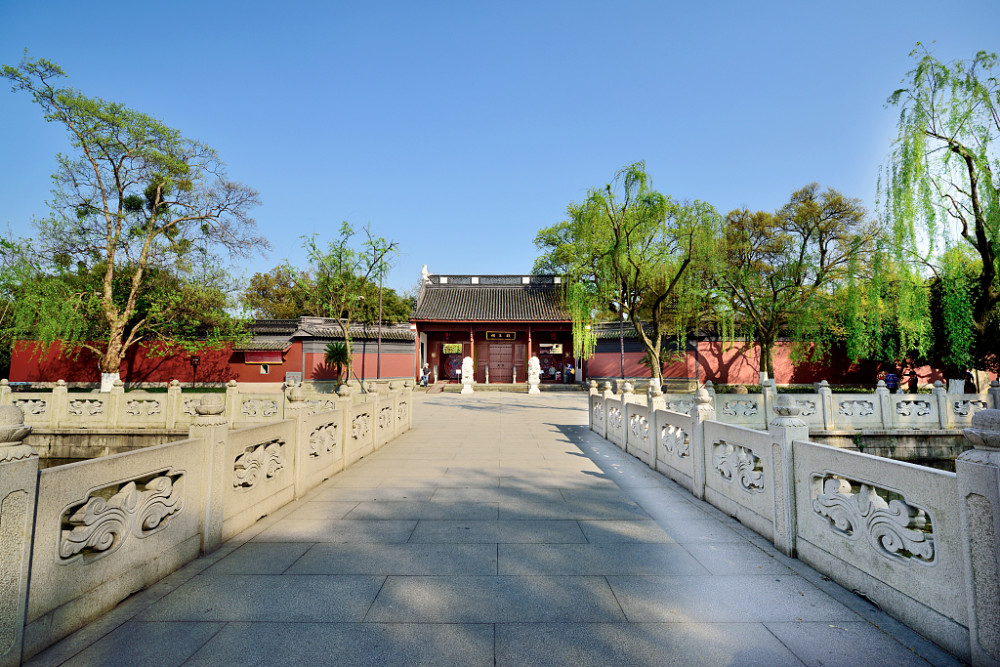 虽然钱镠墓已经被盗但是钱王陵还是值得一去的特别是杭州人