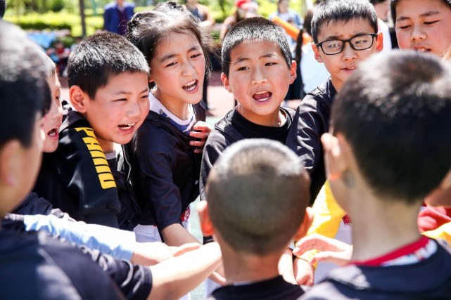 阿里敲鐘女孩:在昔日震區小學建留守兒童棒球隊|青川|留守兒童