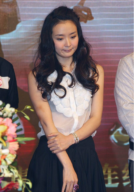 王艳穿衣胆大,白色薄纱上衣直接透出黑色内衬,搭半身裙高级优雅_腾讯