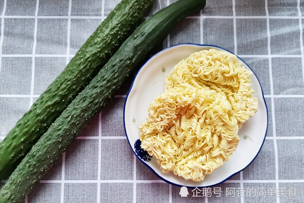 制作过程如下:所需食材:黄瓜,方便面饼,大蒜,香葱,辣椒油,酱油,胡椒粉