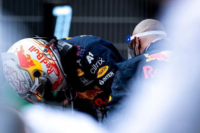 8分,比赛p2)梅赛德斯加上汉密尔顿真的是超豪华的配置,车队相信车手