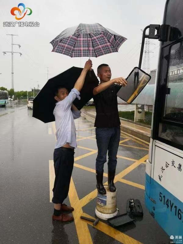 交涉 修理 应急处置让公交10分钟内重新营运避免乘客冒雨转乘 腾讯新闻