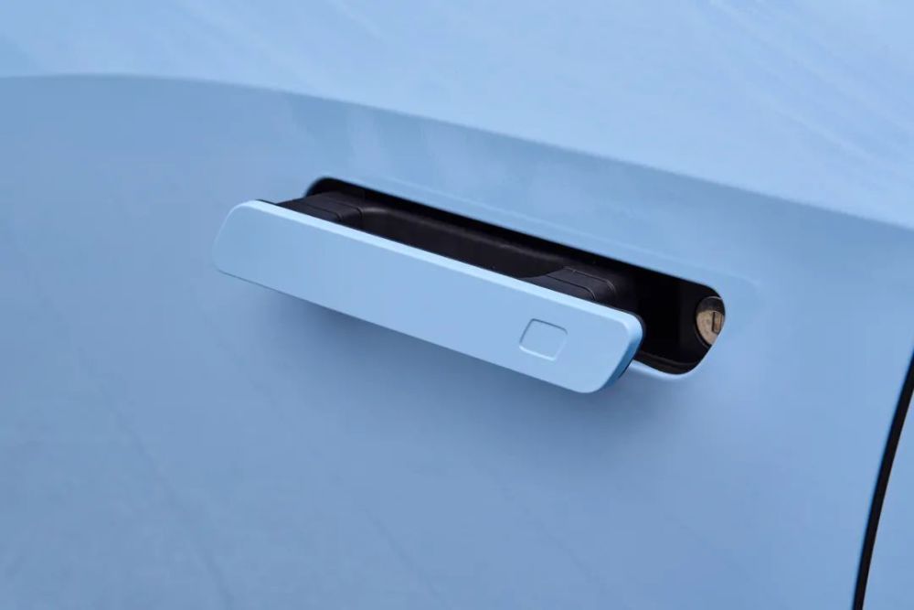 车身同色的隐藏式门把手很有特点,使用钥匙解锁或者轻按把手即可伸出.