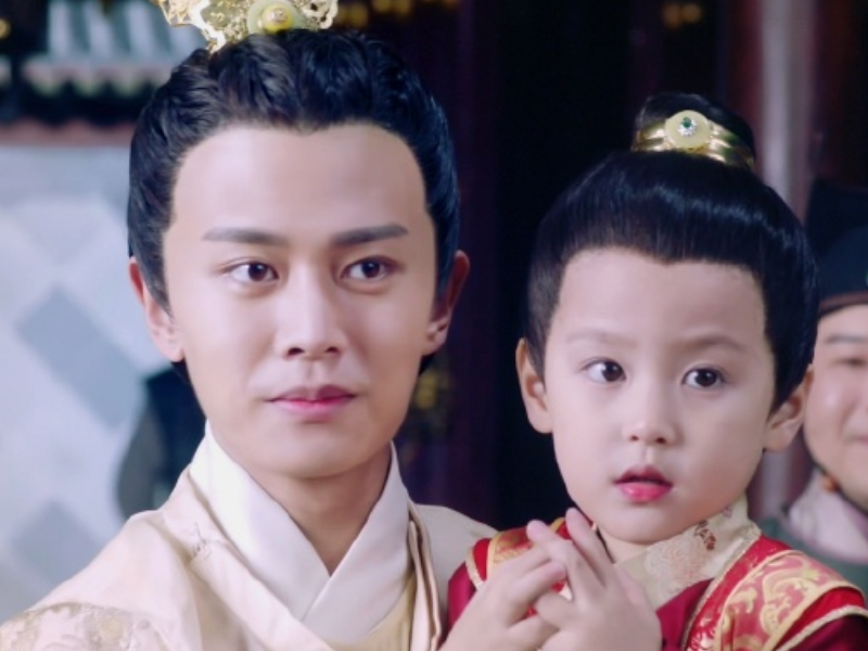 任嘉伦的儿子才是真正的男神小时候眉清目秀如今容颜长开撞脸鹿晗