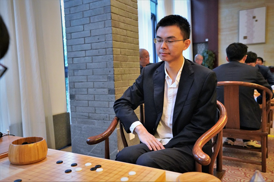 欣然,陶然自得完美诠释了这一诗句——而棋坛有一位棋手的名字来形容