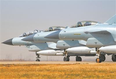 战鹰呼啸凌厉出击空军某飞行训练基地实弹训练掠影