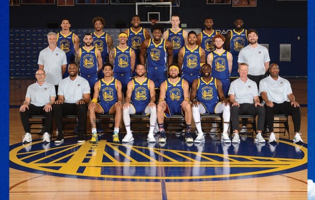 勇士官方晒全队合影库里克莱c位领衔汤神搞怪榜眼拄拐太抢镜