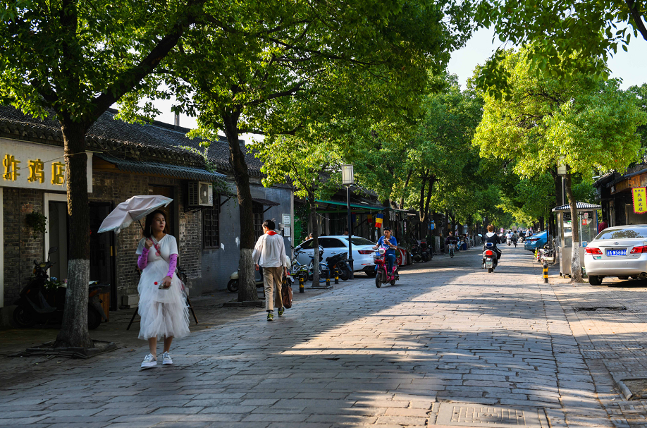 现代的皮市街,汇聚了众多文青小店,成了背包客的网红"打卡地.
