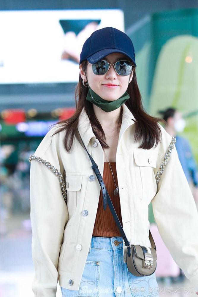 吕一肌肤白里透红生图能打 穿奶黄色外套气质软糯亲和