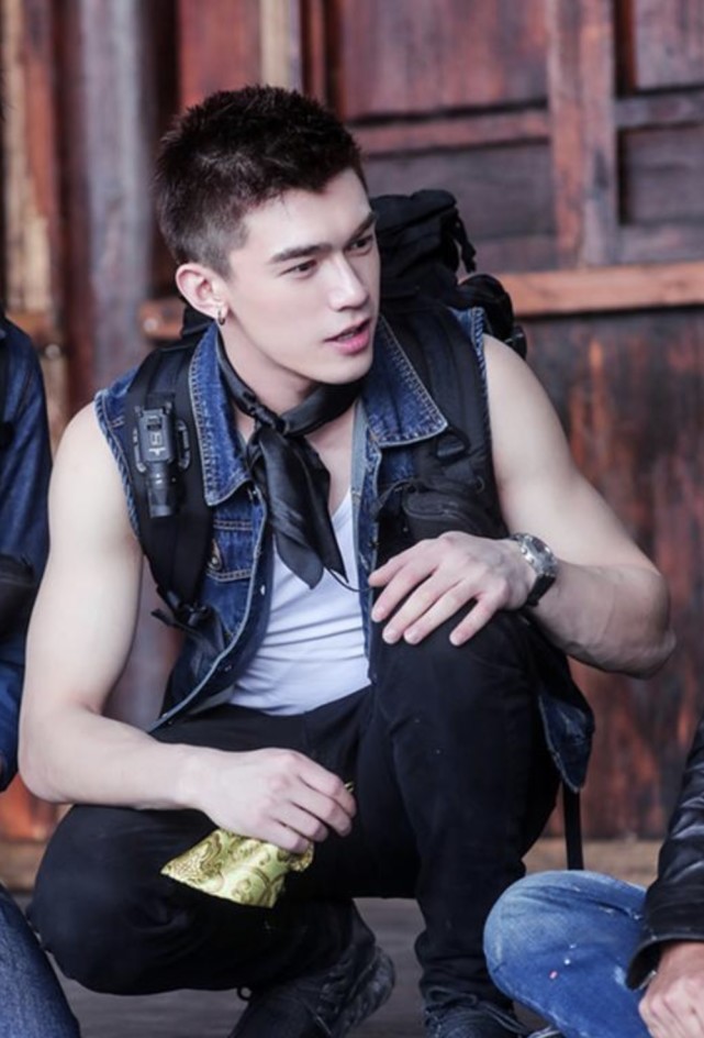 娃尔在《沙海》中饰演"坎肩"