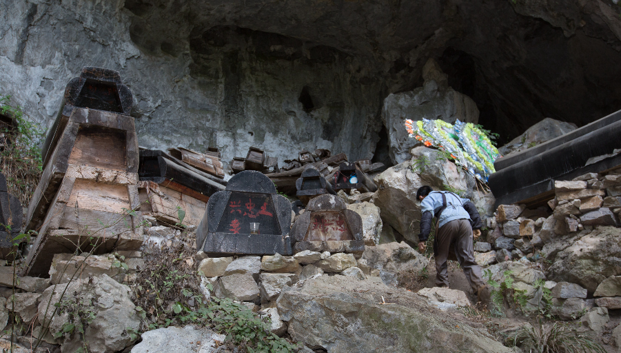 这或许就是缘分,他遇到了这个洞葬的地方,并且不再愿意离开.
