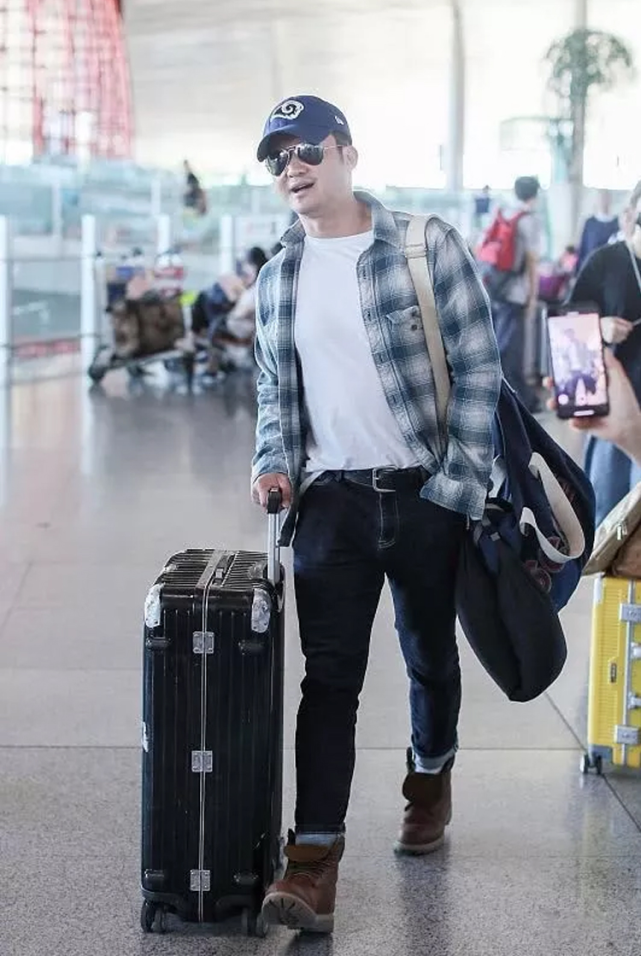 47岁吴京旧照罕见曝光!穿白t恤搬货不怕苦,爱国举动获网友力赞