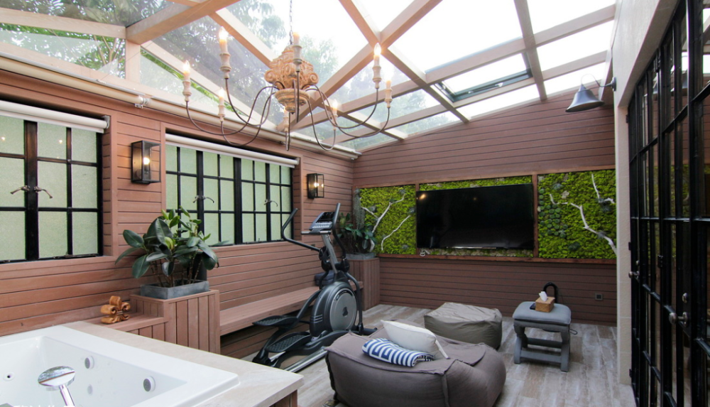 健身区将露台改为阳光房后,内部功能可以根据自己喜好布置,设计成书房