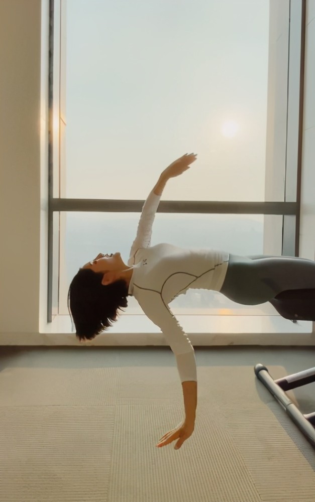 33岁赵奕欢太大胆一边冲浪一边喝水穿泳衣姿势优美下盘稳