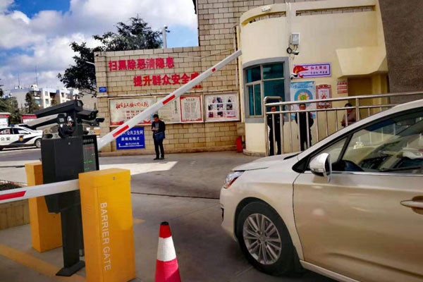 车辆进入经过车闸系统.胡泽亮摄