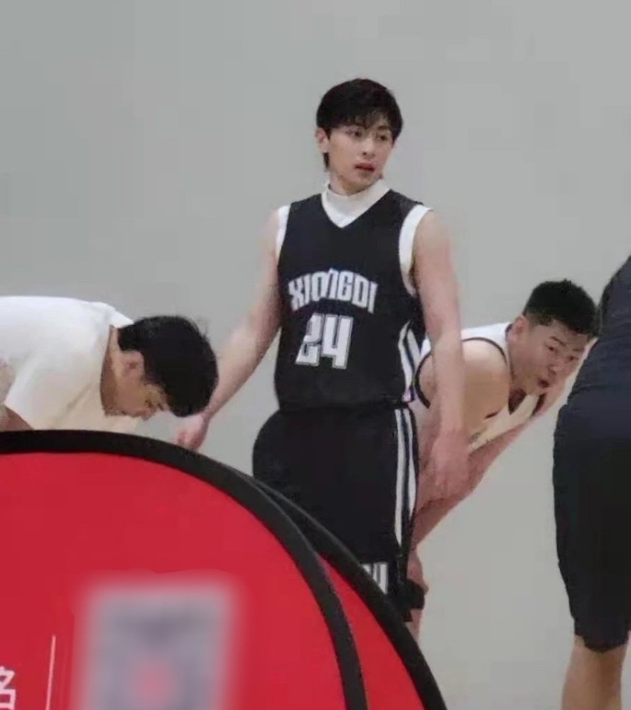 从照片中可以看得出来,身穿一身黑色篮球服的邓伦真的是太接地气了,没