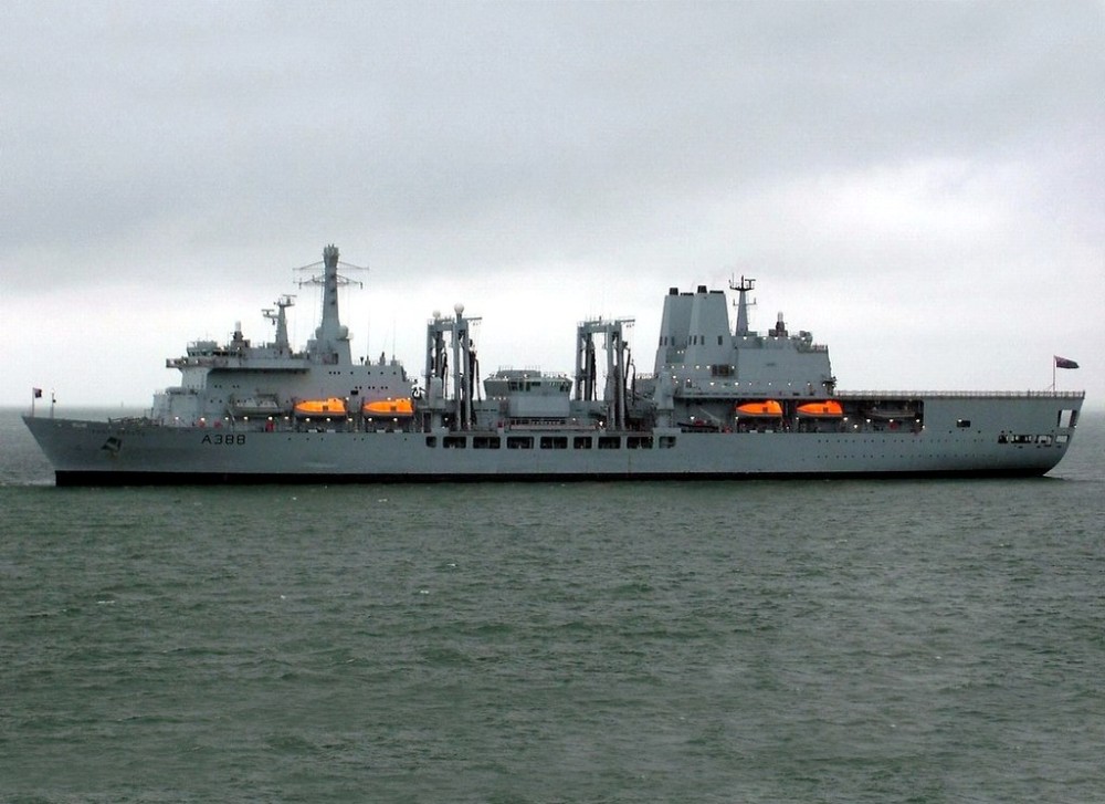 出师不利英国航母战斗群还没动36000吨补给舰就烧起来了