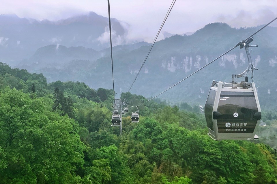 一日游的经典线路,黄湾游客中心-雷洞坪停车场-峨眉山金顶-万年寺停车