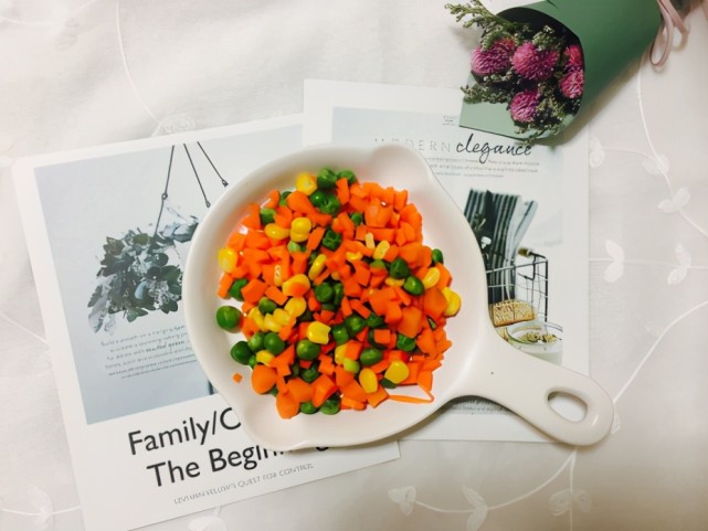 2,时蔬粒装入盘中,最好清洗一遍,起锅烧水,水烧至沸腾,将时蔬粒下入锅