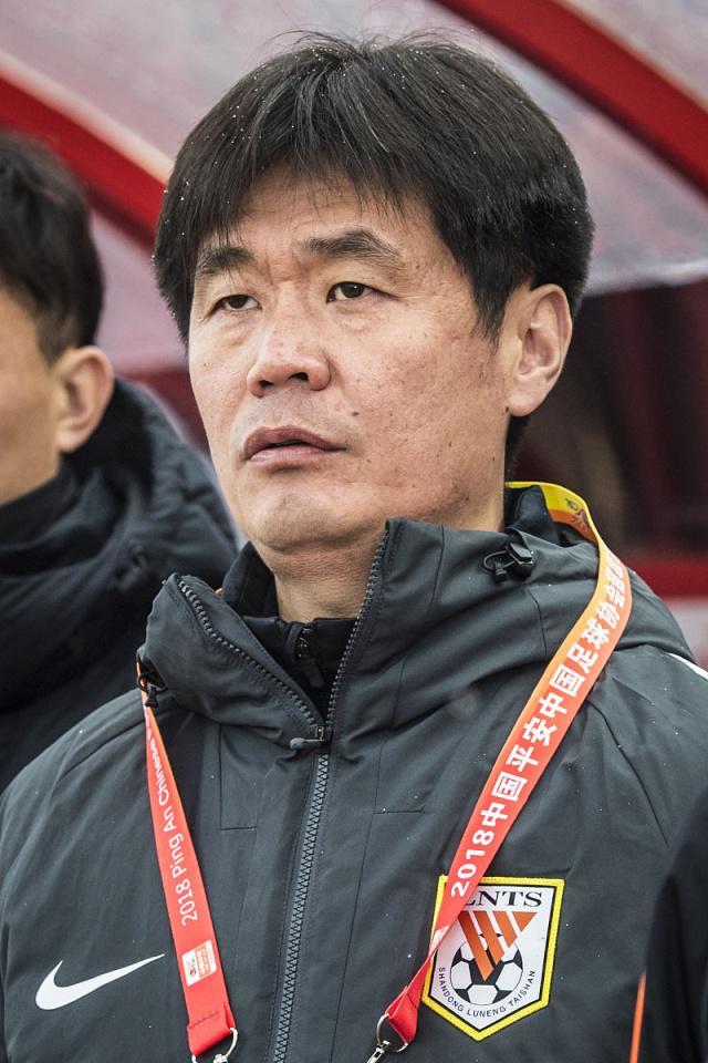 李霄鹏 李霄鹏在球员时代，是什么水平？02世界杯国足中场主力，还改了名