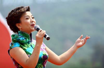 春晚舞台上永远微笑着的张也同样也曾为爱流过泪