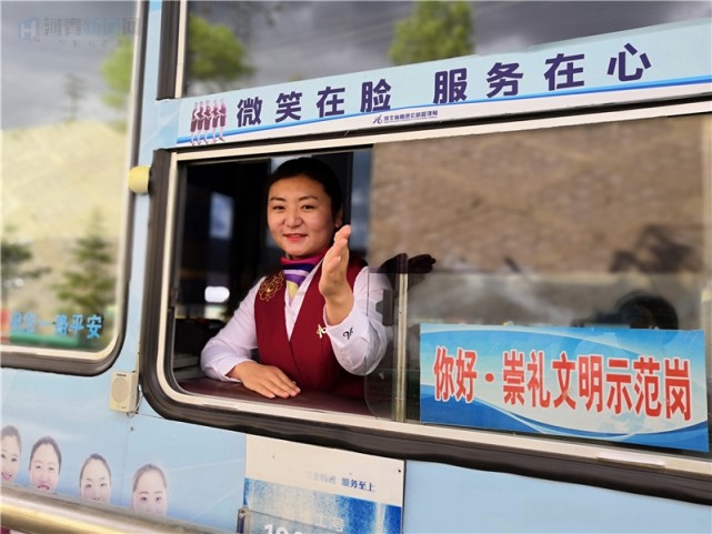 高速太子城收费站,各有一支冬奥服务团队——"雪绒花"冬奥微笑服务