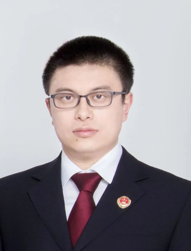 缘分这就是那个走路如军人一般,昂首阔步,很有气势的新人谢添.这是谁?