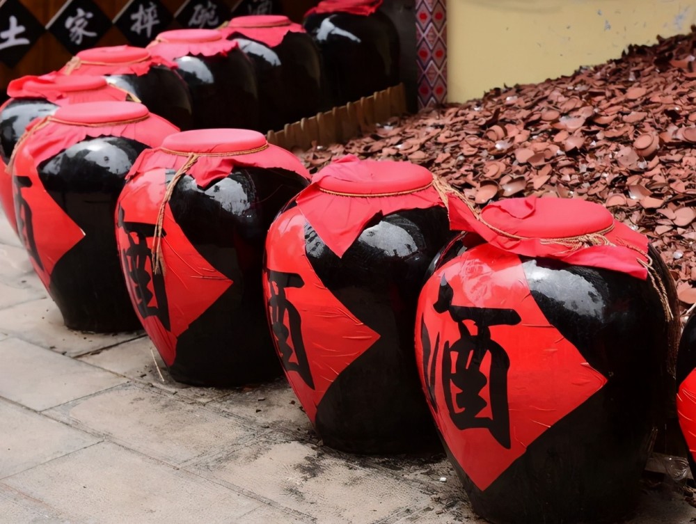 蛇泡在酒中12个月开瓶后窜出咬死人为何蛇在酒中泡这么久不死