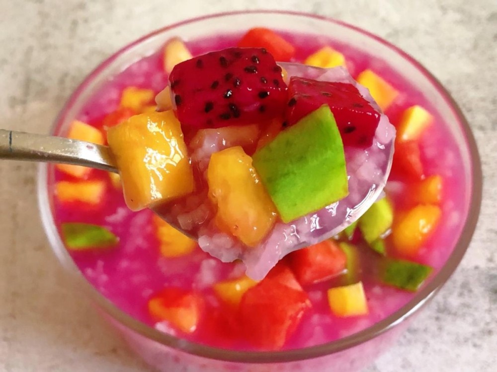 五颜六色的水果跟粥一起搭配颜值高谁看不心动呢