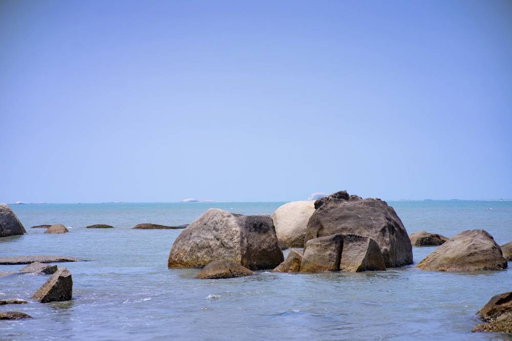 广东陆丰有一处与世无争的海湾,充满原始自然质朴的美