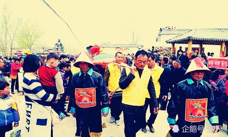 山东岳楼村的岳飞后人,为何穿着清朝服装祭祀祖先?