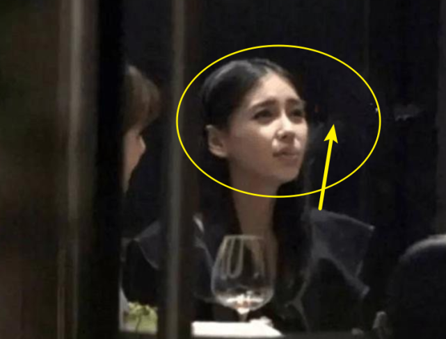 杨颖的烟瘾又犯了被拍到和好友三亚抽烟之前表示戒掉打脸了