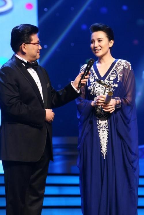 就等待颁奖那一刻,但是最终却是小宋佳,这一大反转让很多人都措手不及