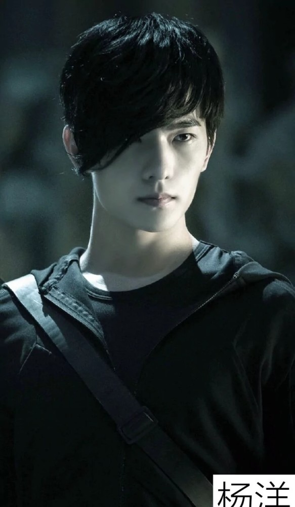 名宇来历张起灵为张家族长代号,原 名不详 随身武器黑金古刀(在蛇沼中