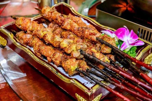 我们当地也有很多店打着新疆烧烤的旗号,然而在品尝过后,不知是不是