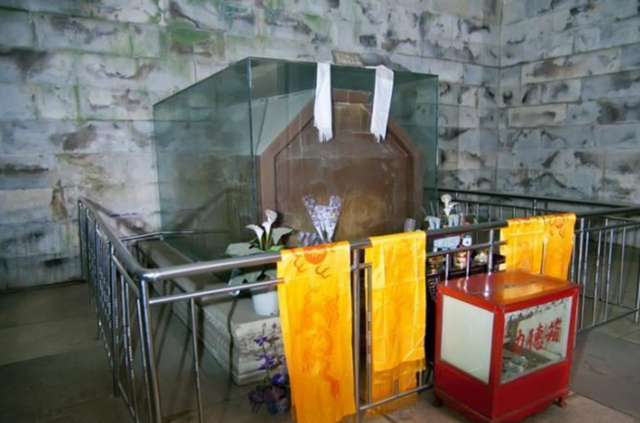 且看这起盗案之后,满清遗族来到裕陵替老祖宗收拾骨殖,当时乾隆爷的