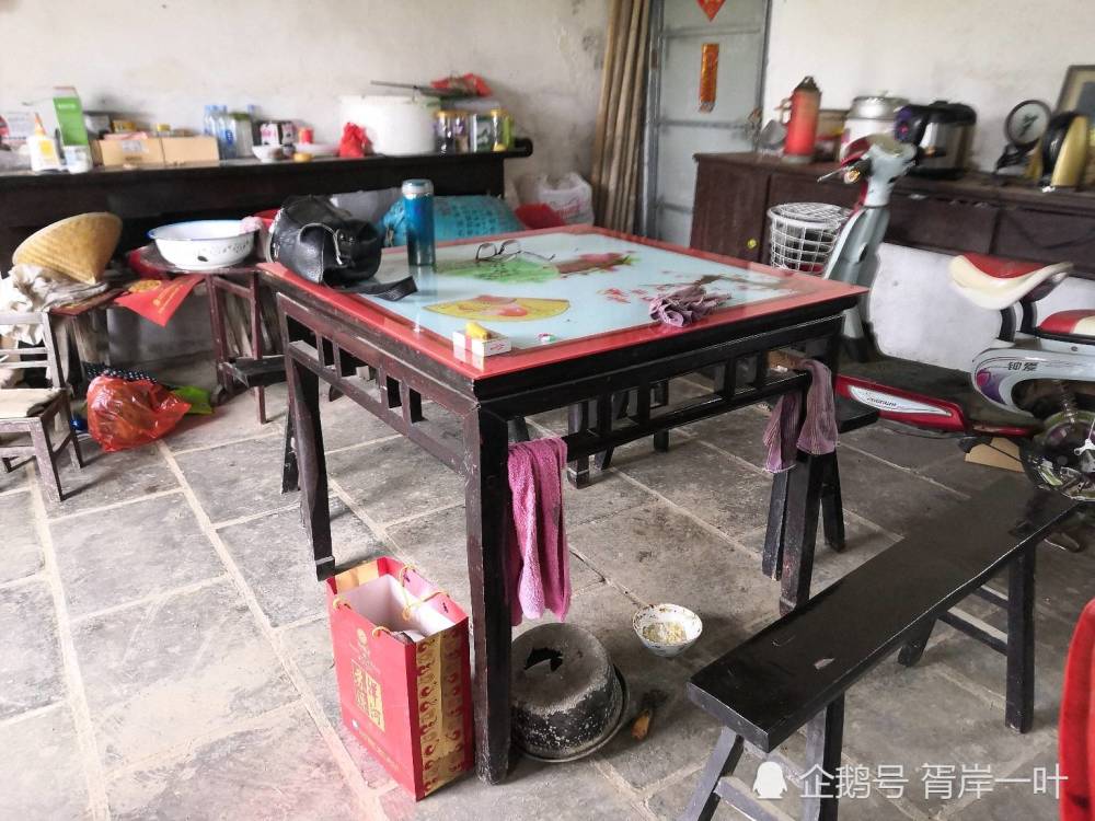 那个年代的家具相对简单,讲究的还是家具的实用性,现在这些家具一般都