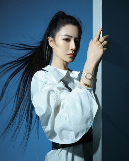 薇娅黑白女侠风造型大片释出 眼露坚定身材颜值双在线